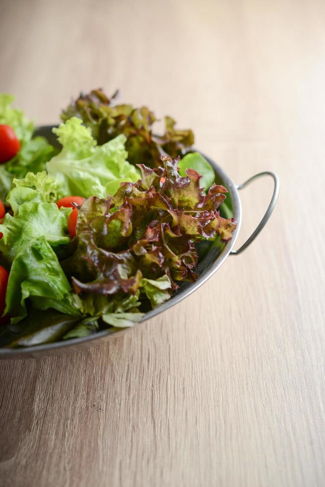 färsk sallad med grönsaker och gröna foto