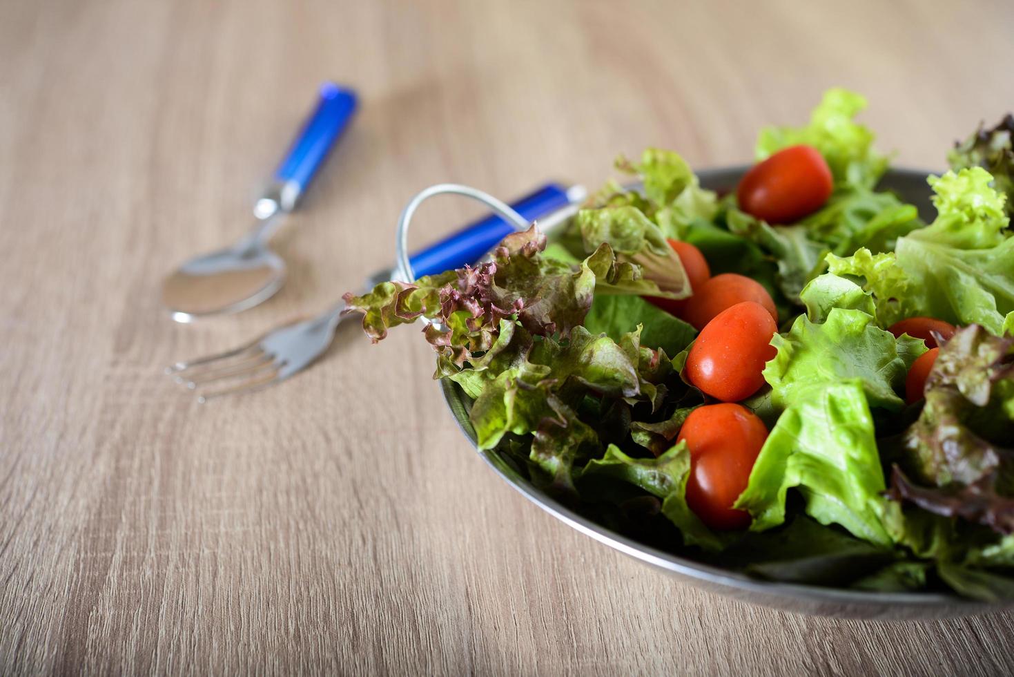 färsk sallad med grönsaker och gröna foto