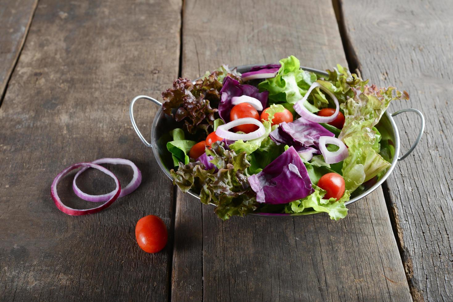 färsk grönsaksallad med rustik gammal träbakgrund foto