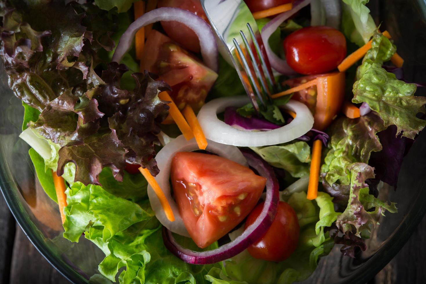 närbild av färsk grönsaksallad foto