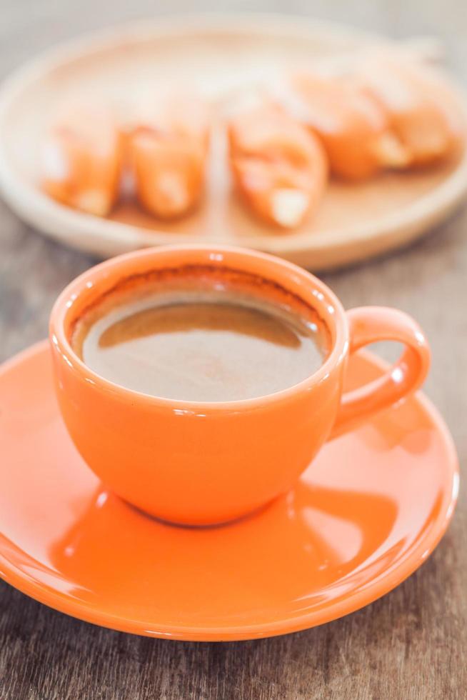 orange kopp kaffe och korv foto