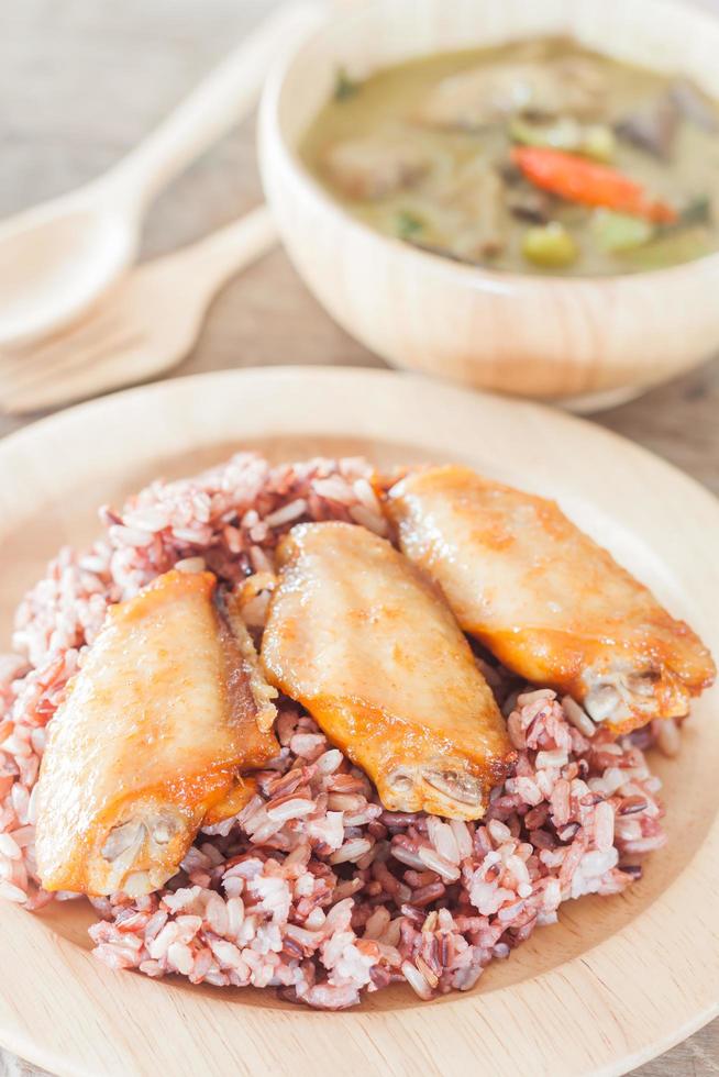 kycklingvingar och ris med soppa foto
