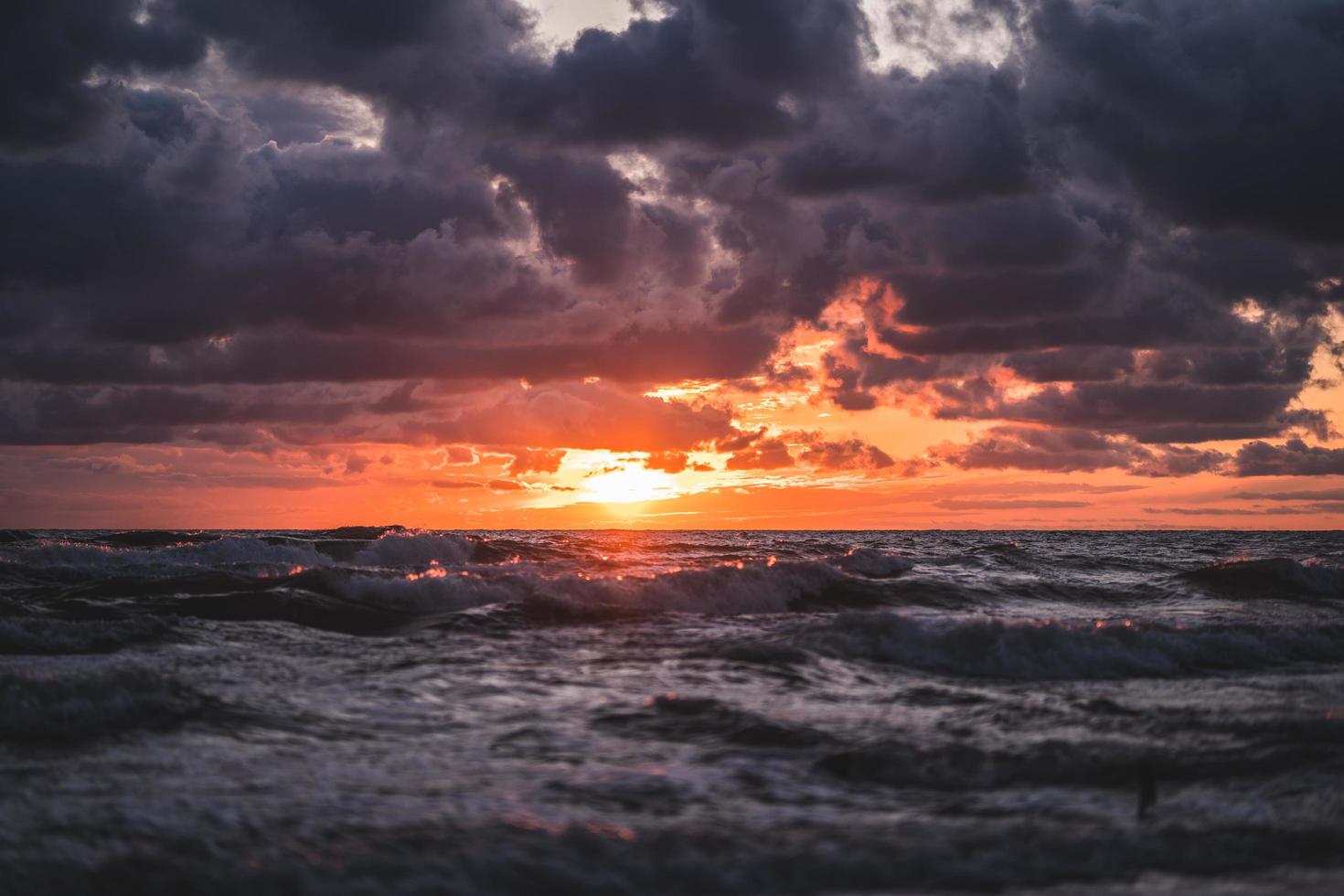 havet under gyllene timmen foto