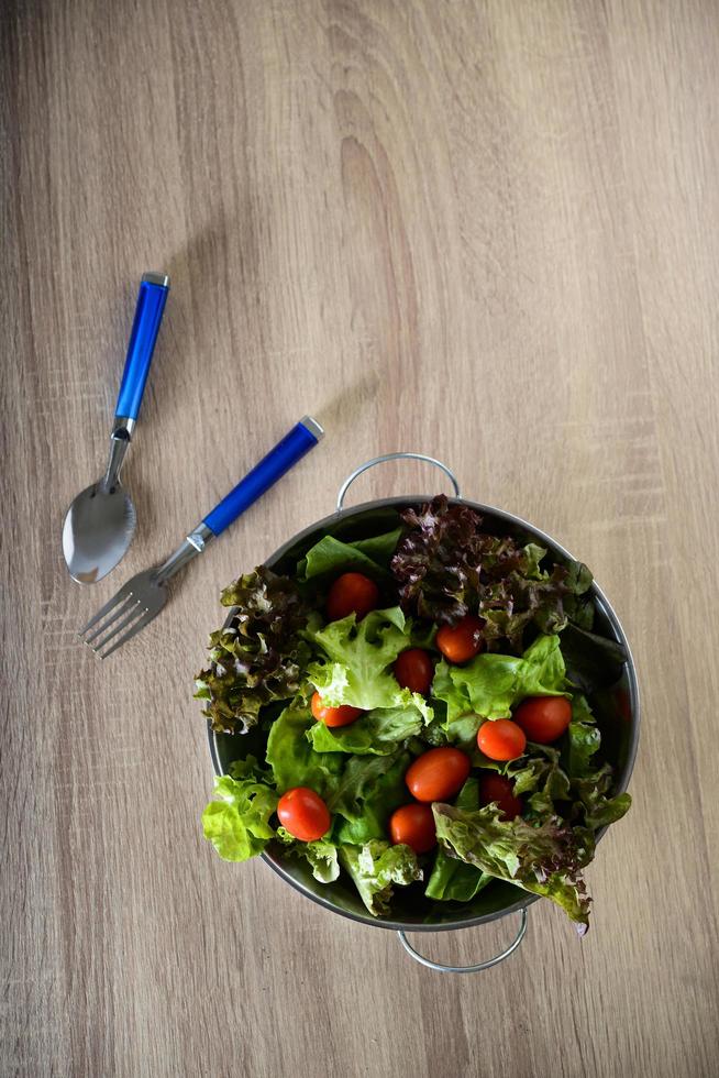 färsk sallad med grönsaker och gröna foto