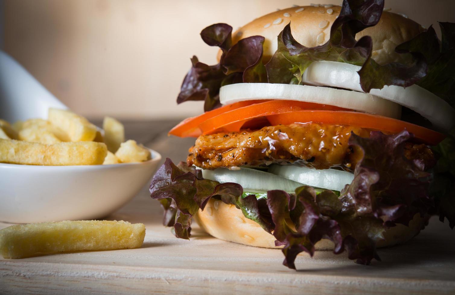 hemlagad kycklingburger och pommes frites foto