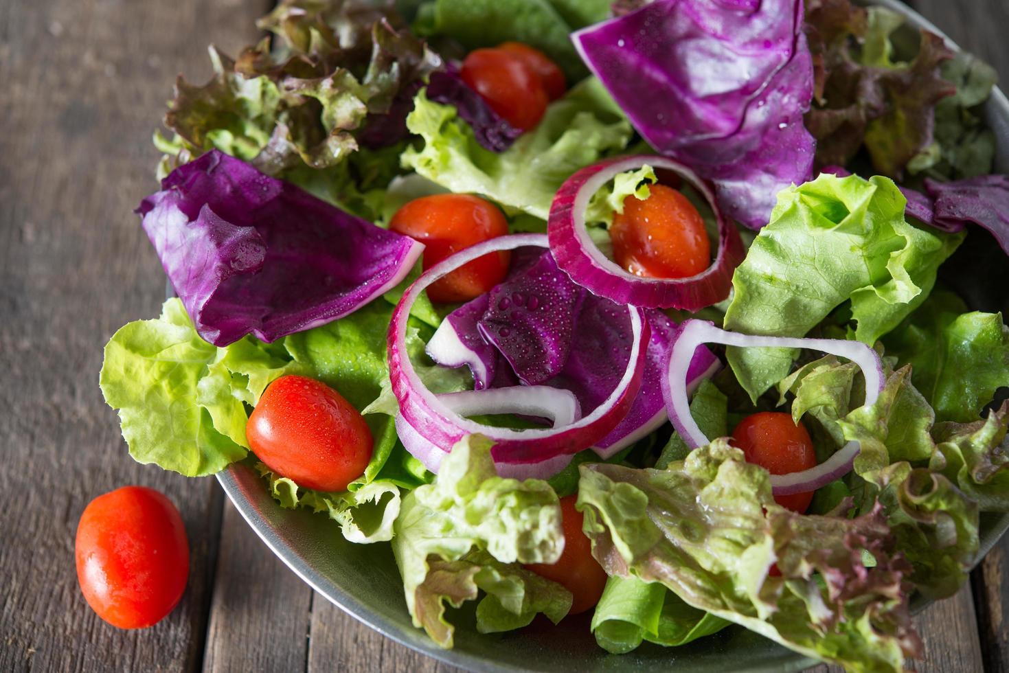 närbild av färsk grönsaksallad foto