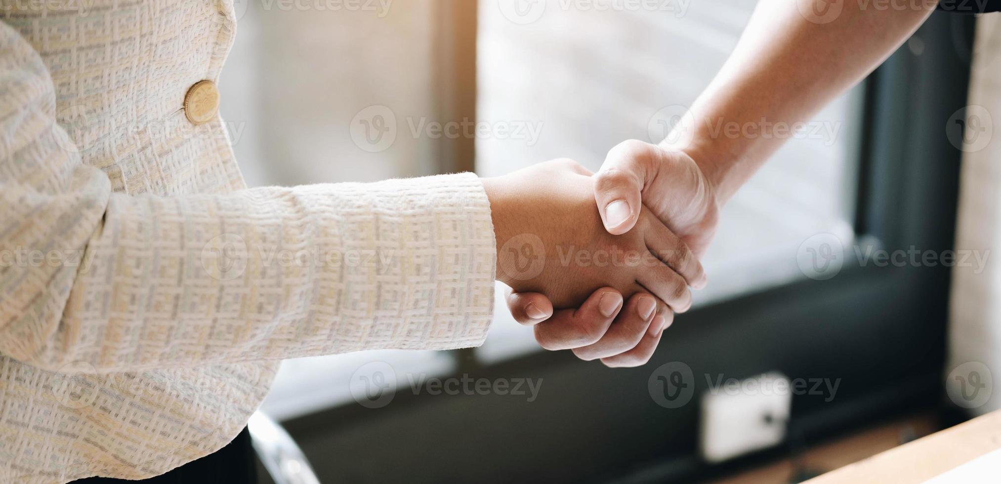 chef och anställd som skakar hand foto