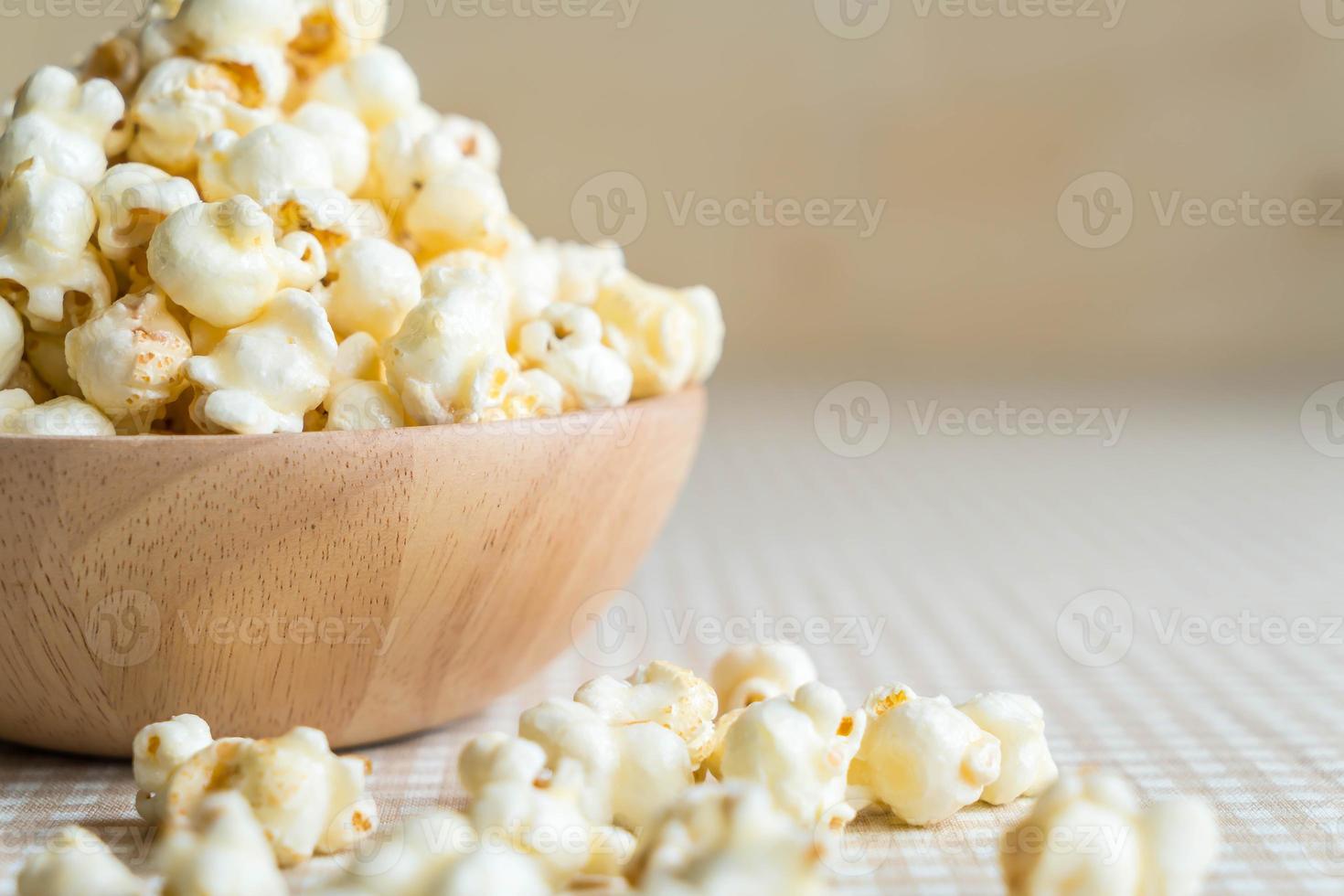 skål med karamellpopcorn på bordet foto