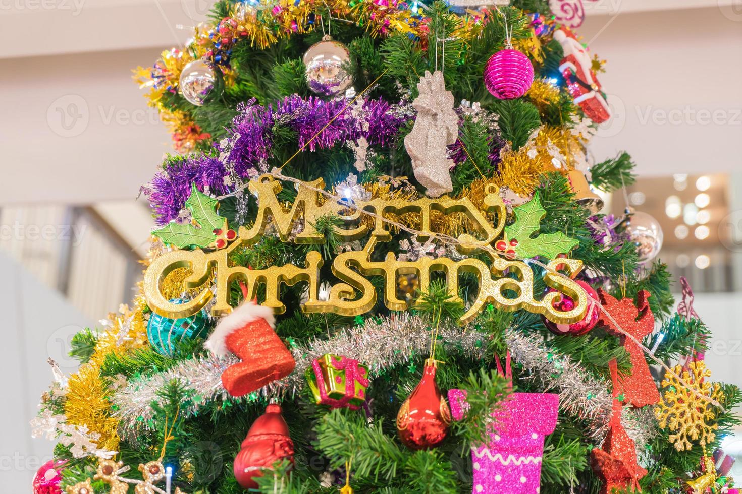 närbild av ett julgran med ornament foto