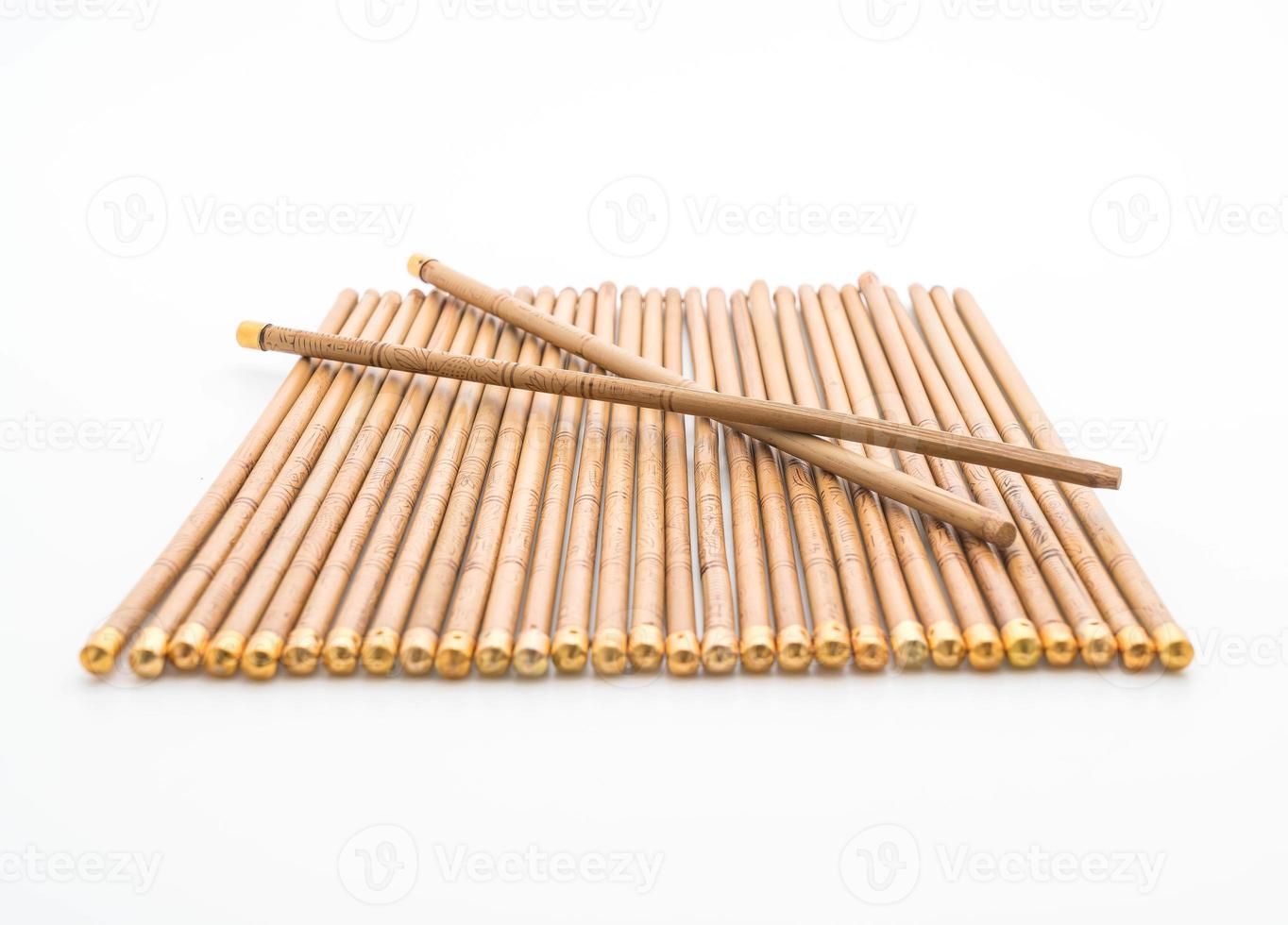 bambupinnar på vit bakgrund foto