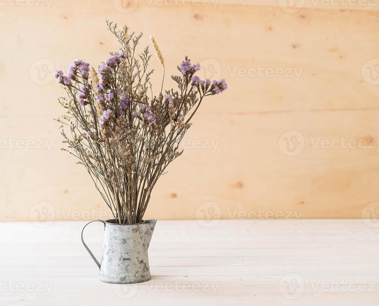 statice och caspia blommor på trä bakgrund foto