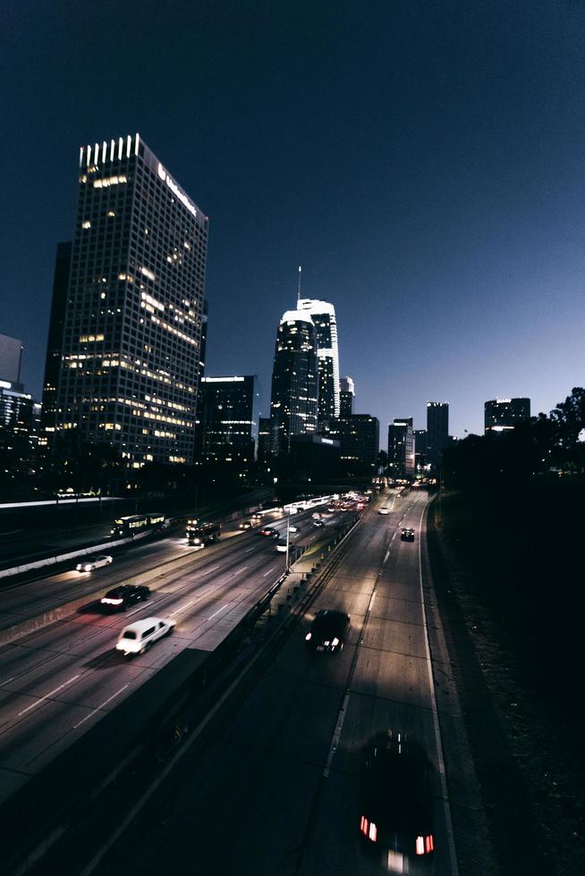 tidsinställd fotografering av bilar på väg under natten foto