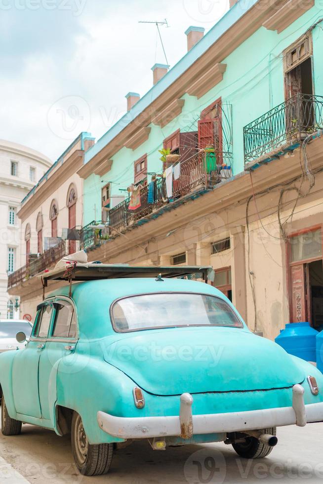 närbild av mynta klassisk årgång bil i gammal Havanna, kuba foto