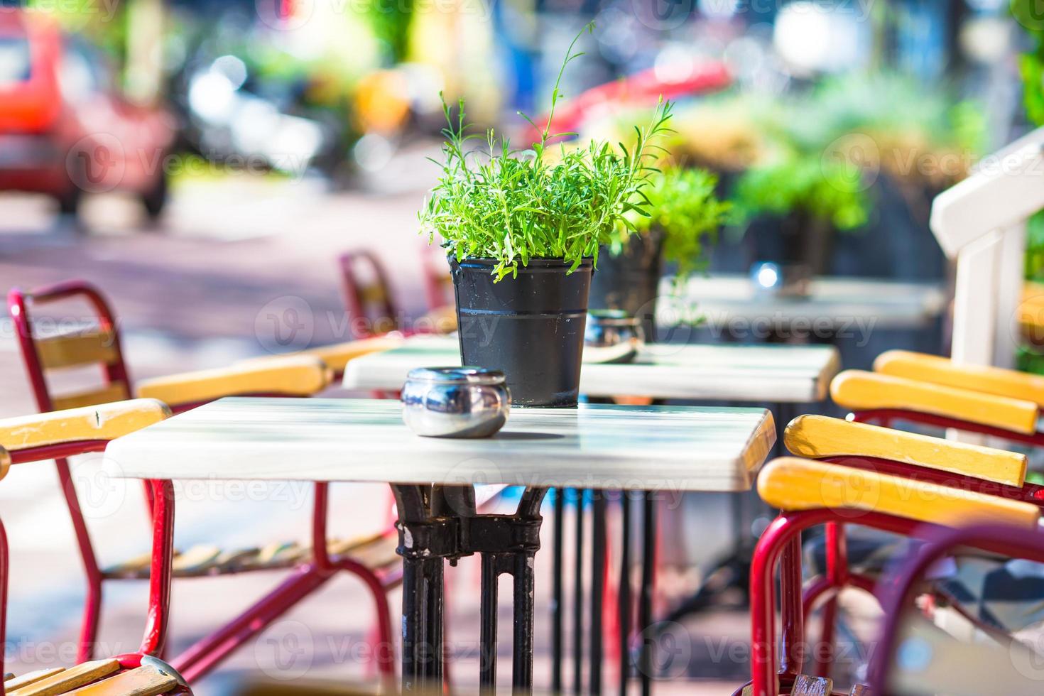 sommar tömma utomhus- Kafé på turist europeisk stad foto