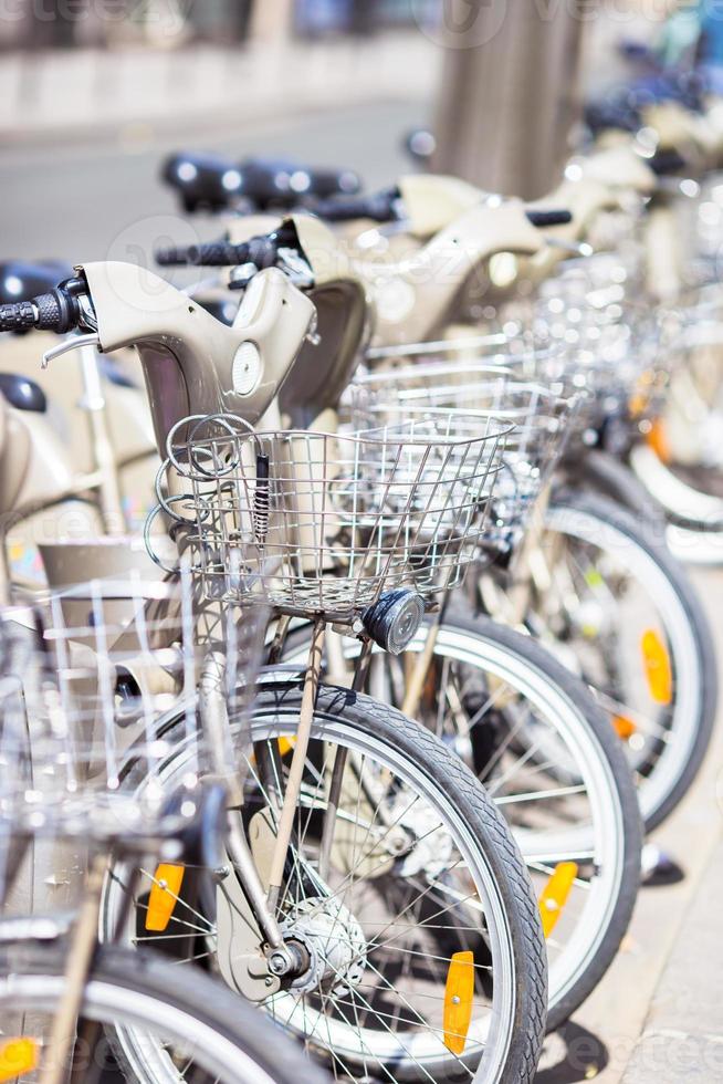 färgrik Cyklar på de bro i amsterdam, nederländerna foto