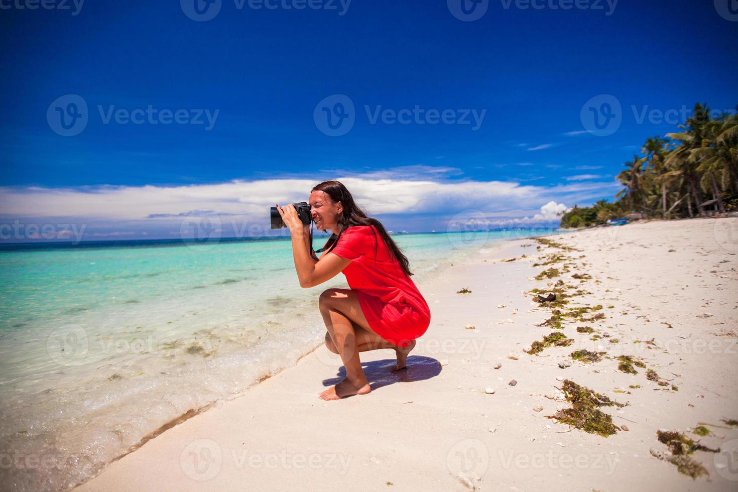 ung kvinna fotograferad skön marinmålning på vit sand strand foto