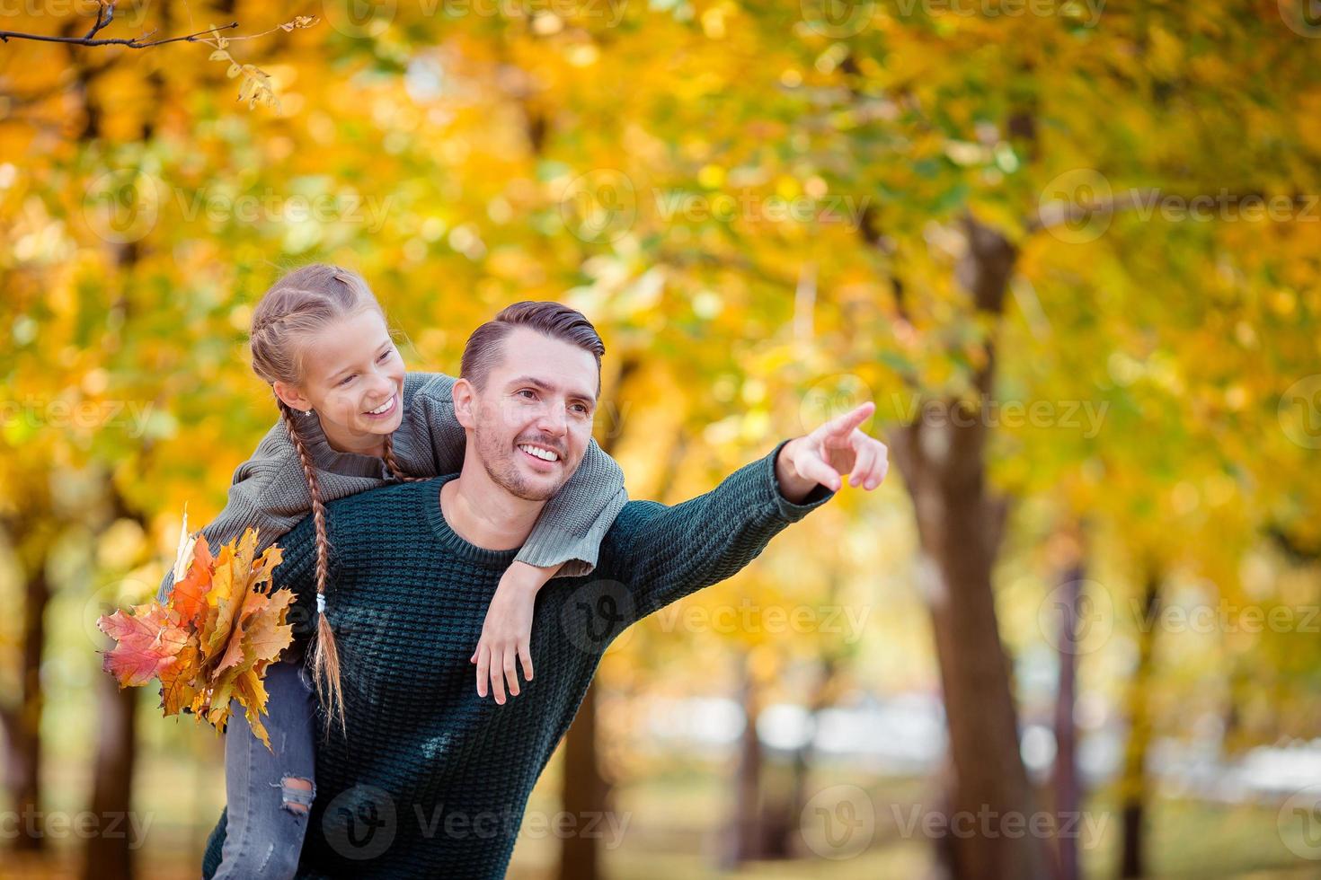 familj av pappa och unge på skön höst dag i de parkera foto