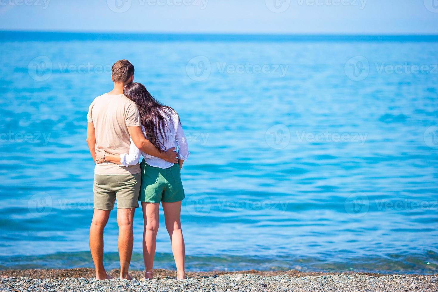 ung par på vit strand under sommar semester. foto