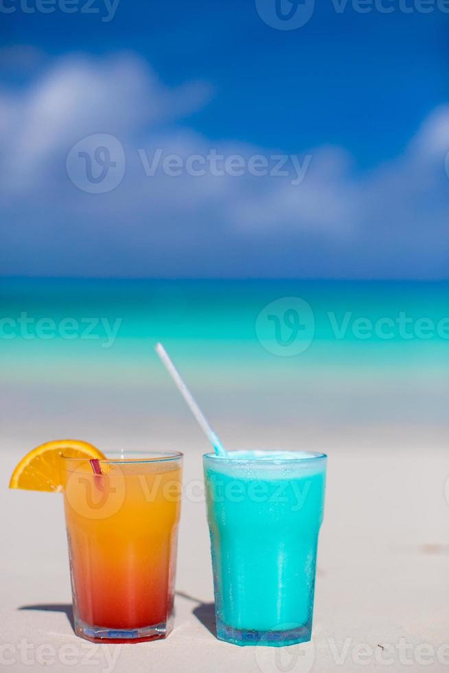 blå curacao och mango cocktail på de vit sandig strand foto