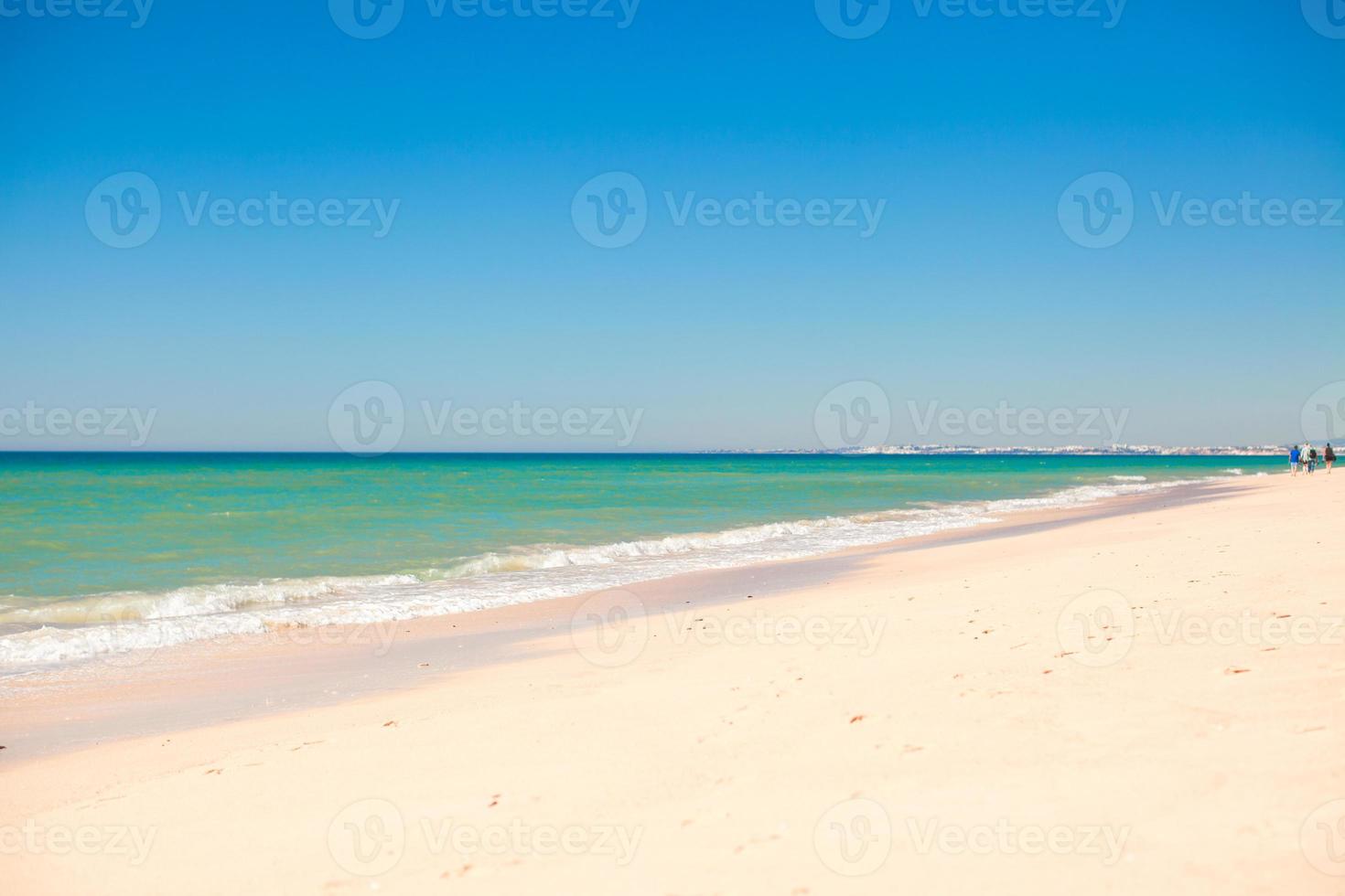 perfekt tropisk strand med turkos vatten och vit sand foto