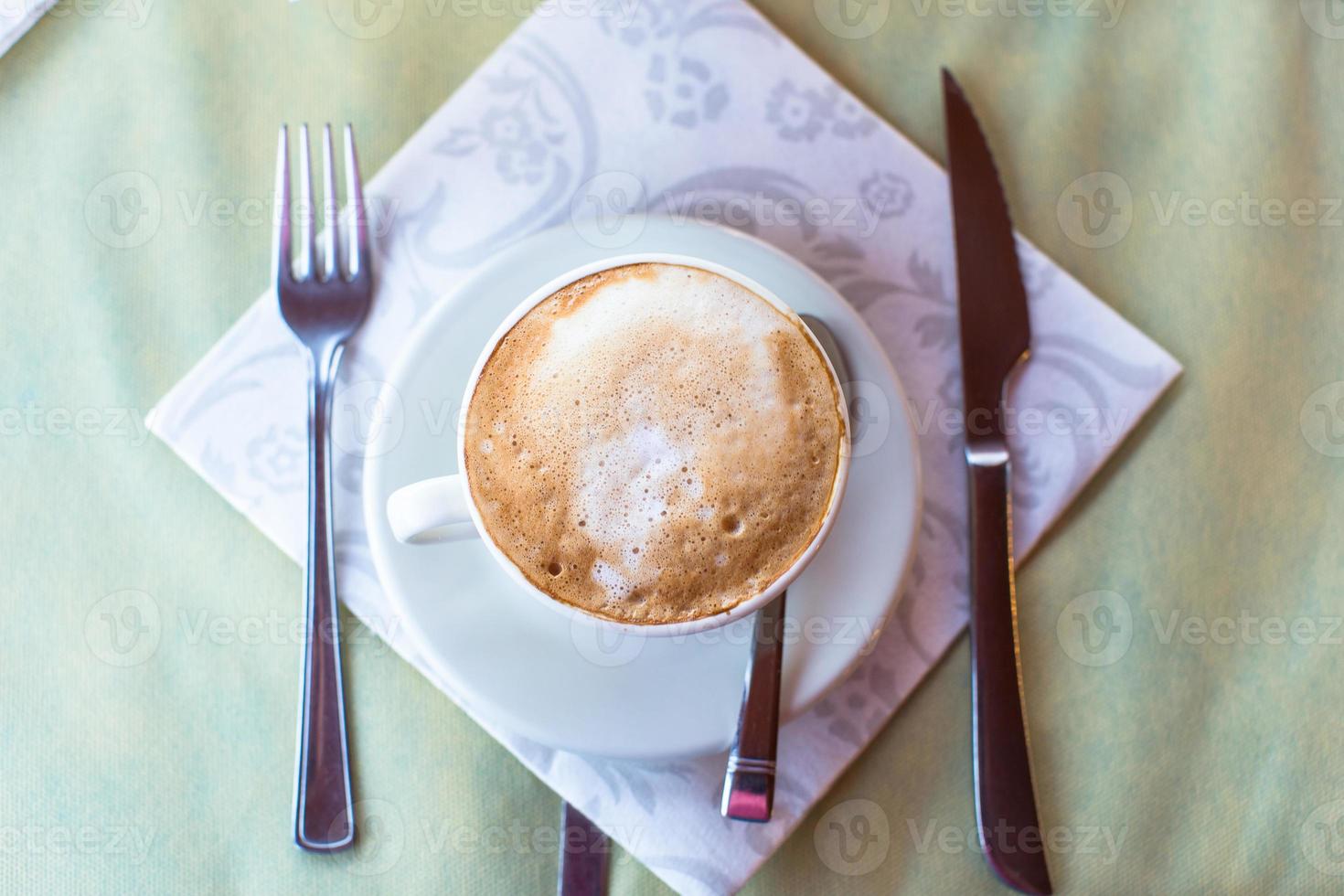 utsökt och gott cappuccino för frukost på en Kafé i de tillflykt foto