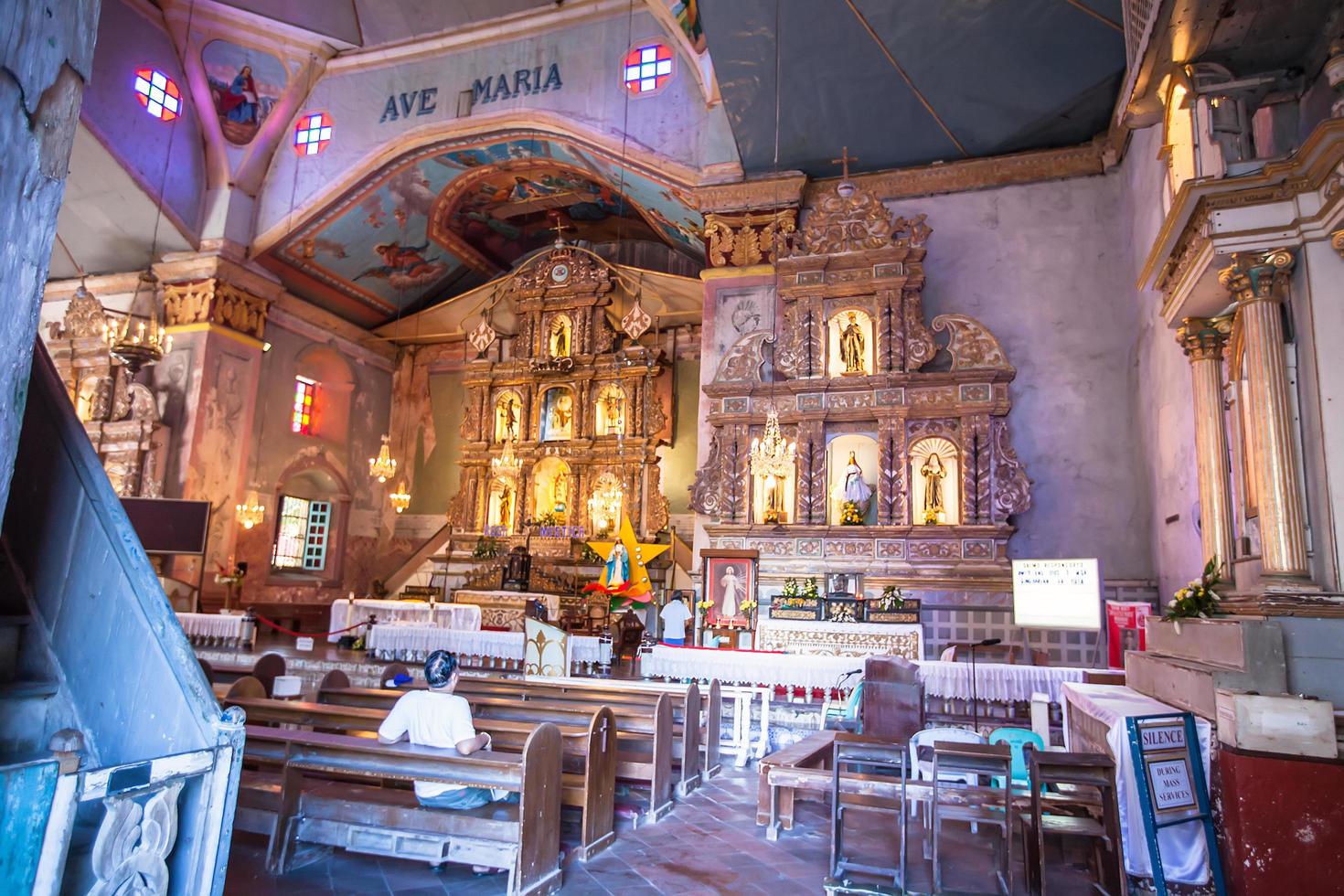 skön katolik kyrka i ett exotisk Land inomhus- foto