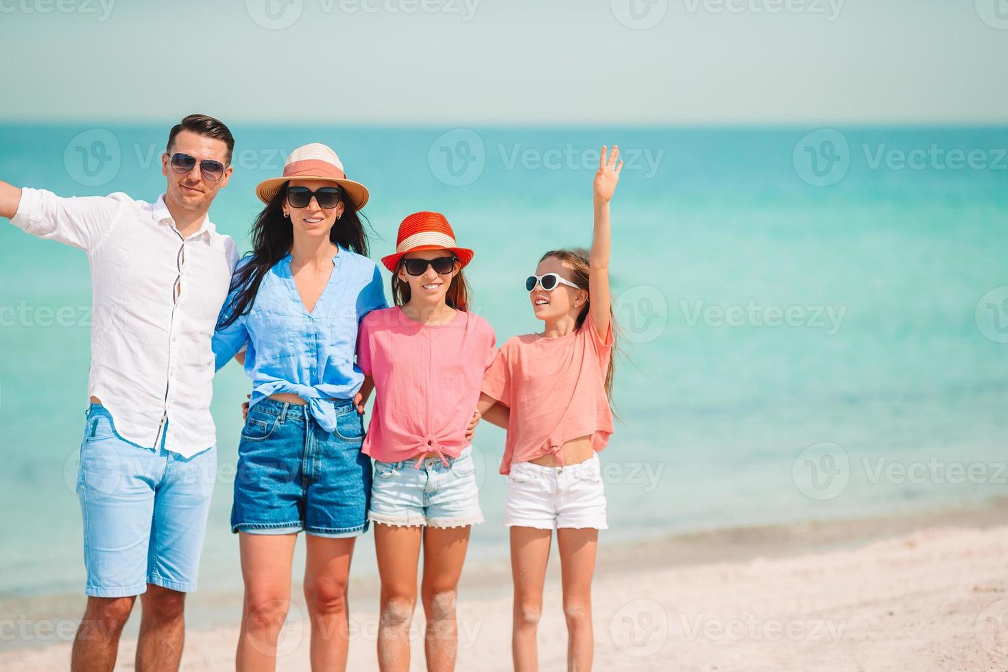 ung familj på semester har mycket roligt foto