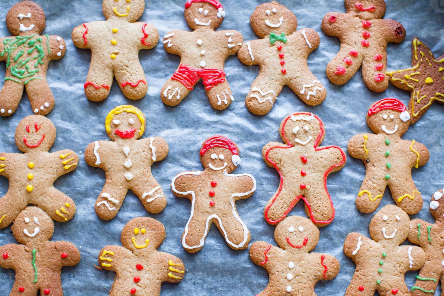 rå pepparkakor med glasyr på ett bakplåt foto