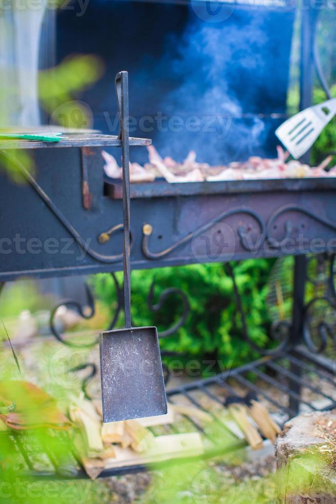 grillad biff matlagning på ett öppen utegrill foto