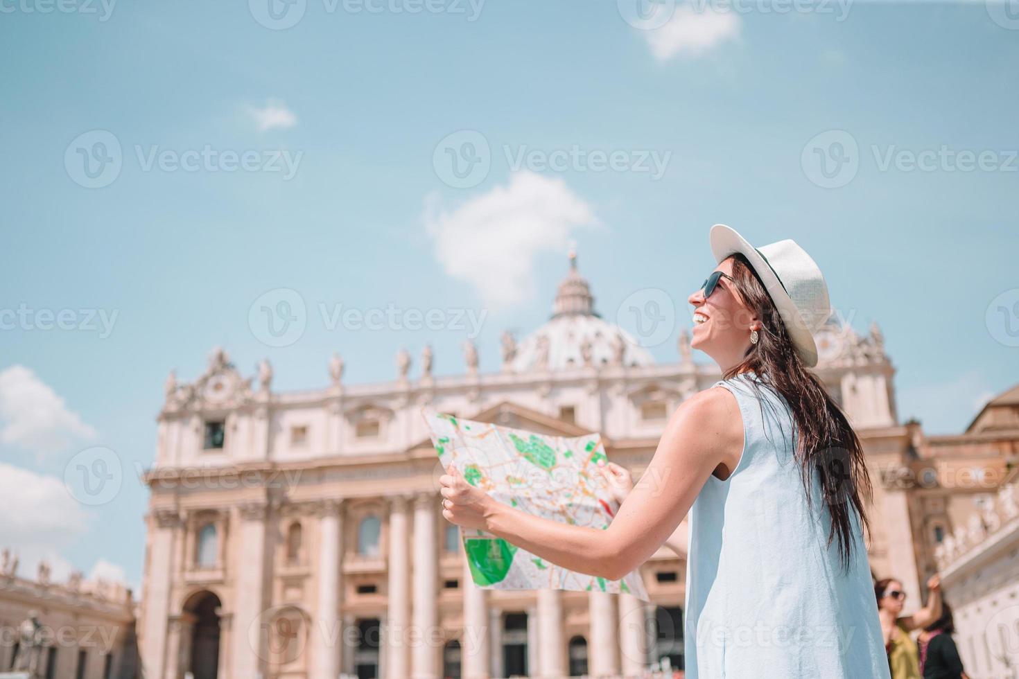 Lycklig ung kvinna med stad Karta i vatican stad och st. peters basilika kyrka, rom, Italien. foto