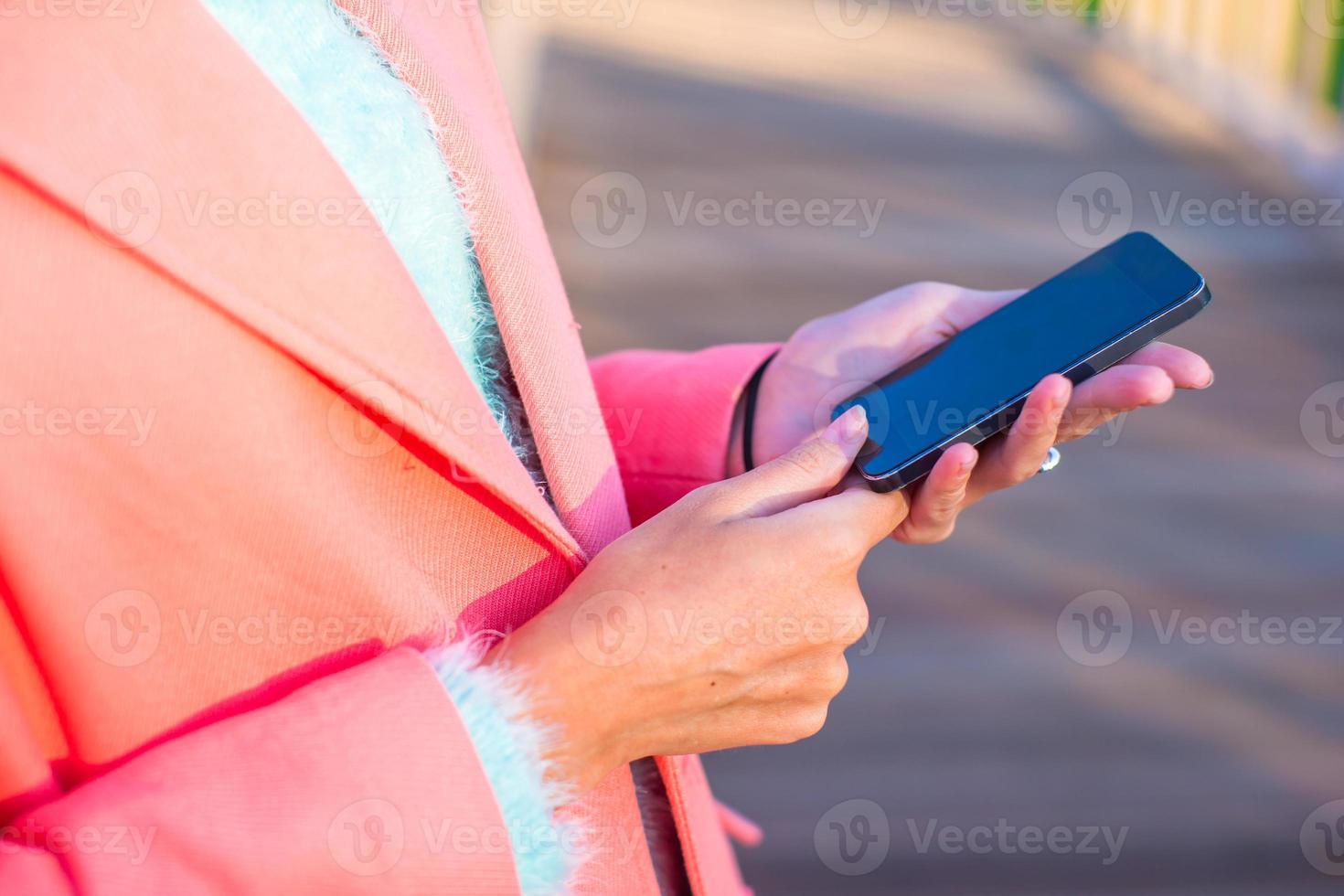 ung kvinna ta en Foto förbi henne telefon på höst dag