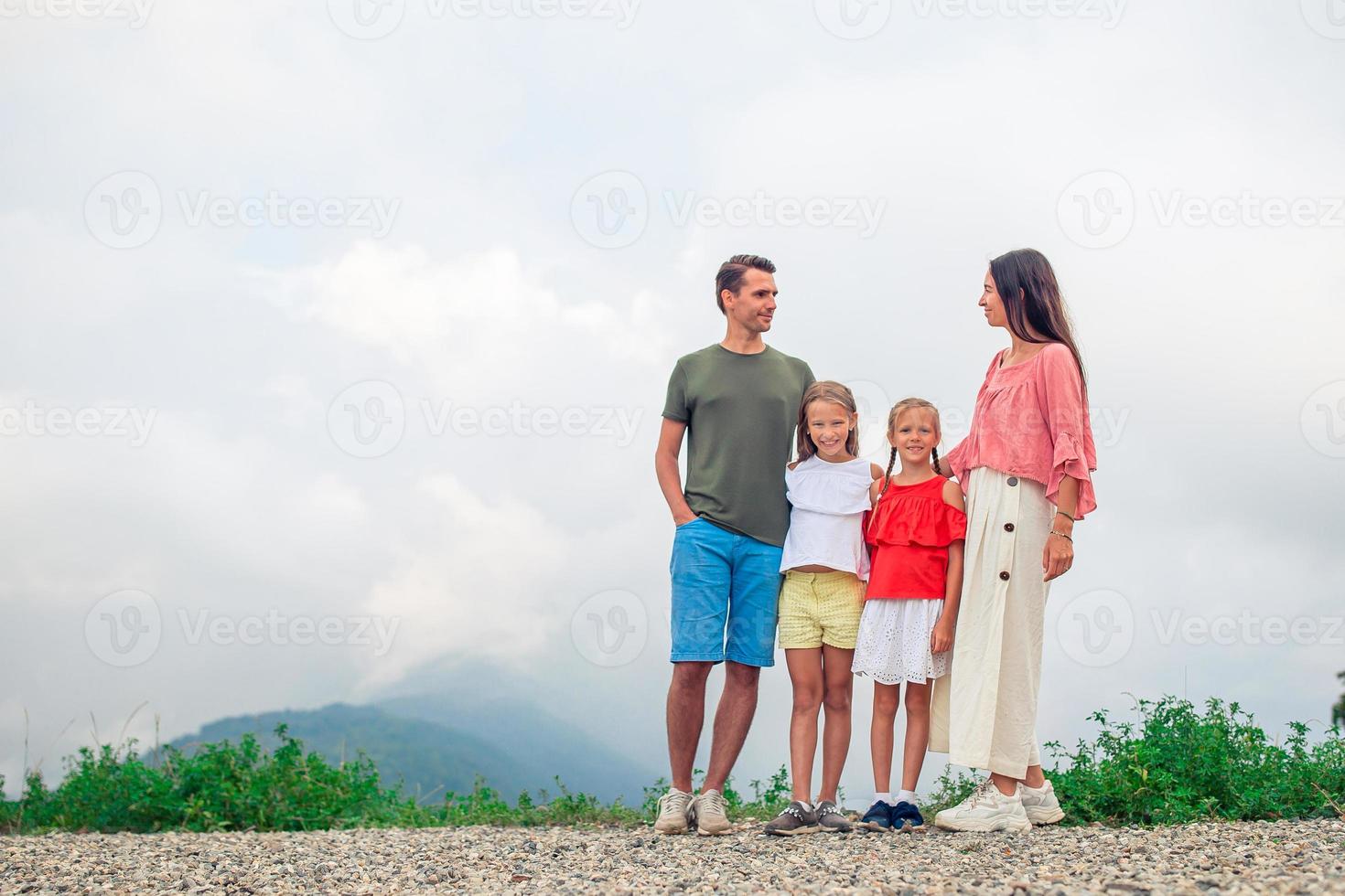 skön Lycklig familj i bergen i de bakgrund av dimma foto