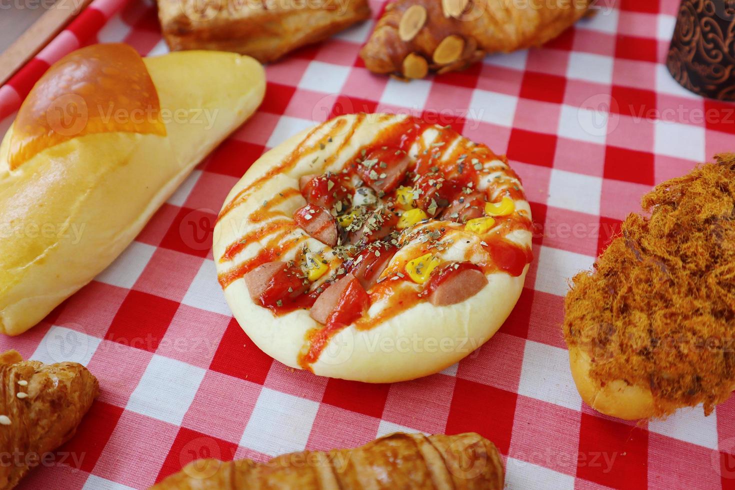 mini pizza bullar toppade med korv och kött sås foto