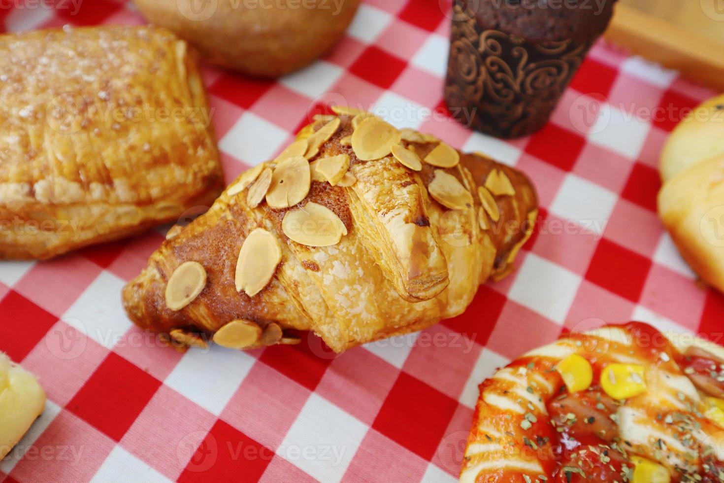 olika variationer av croissant bröd, mandel, ost, beff foto