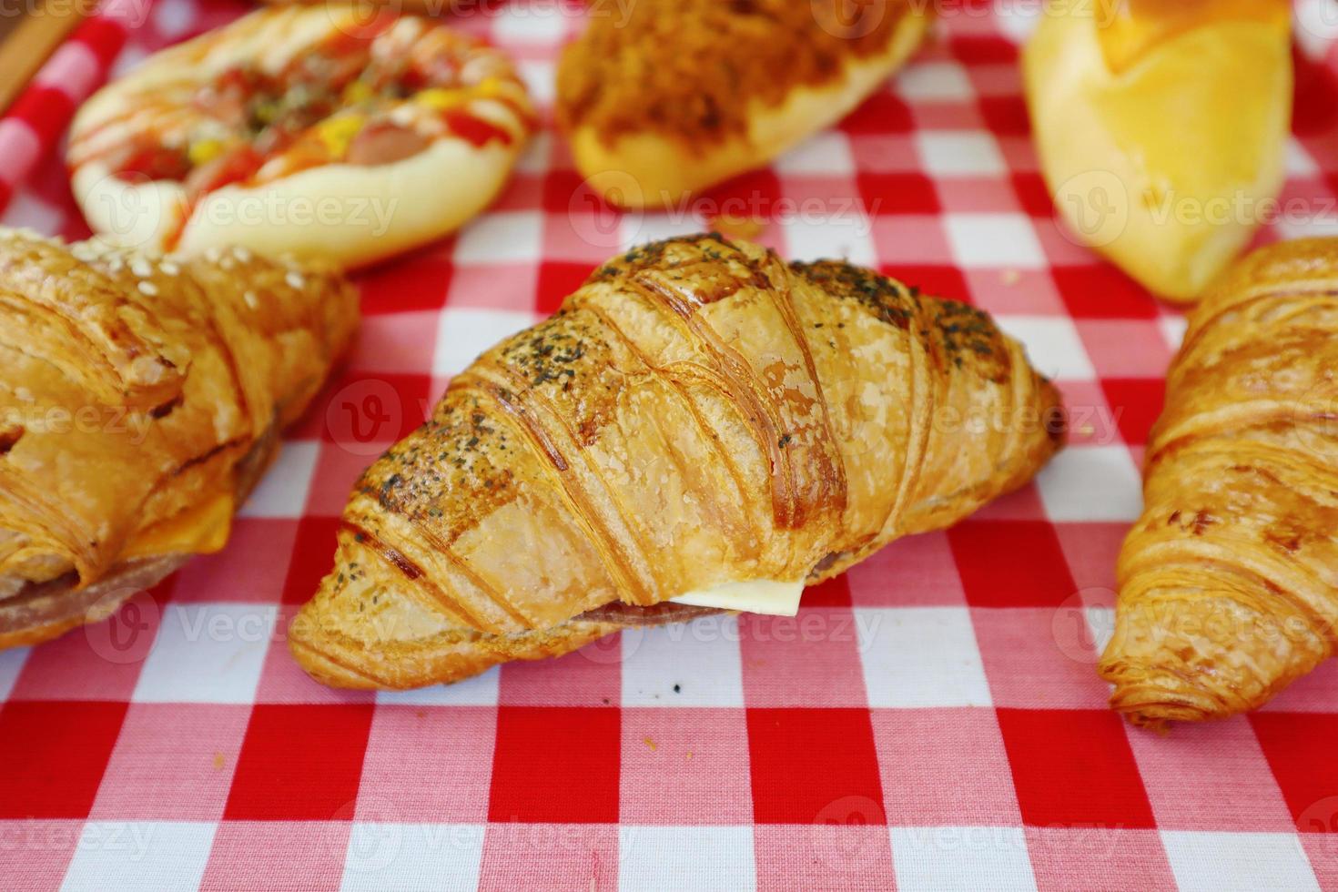 olika variationer av croissant bröd, mandel, ost, beff foto