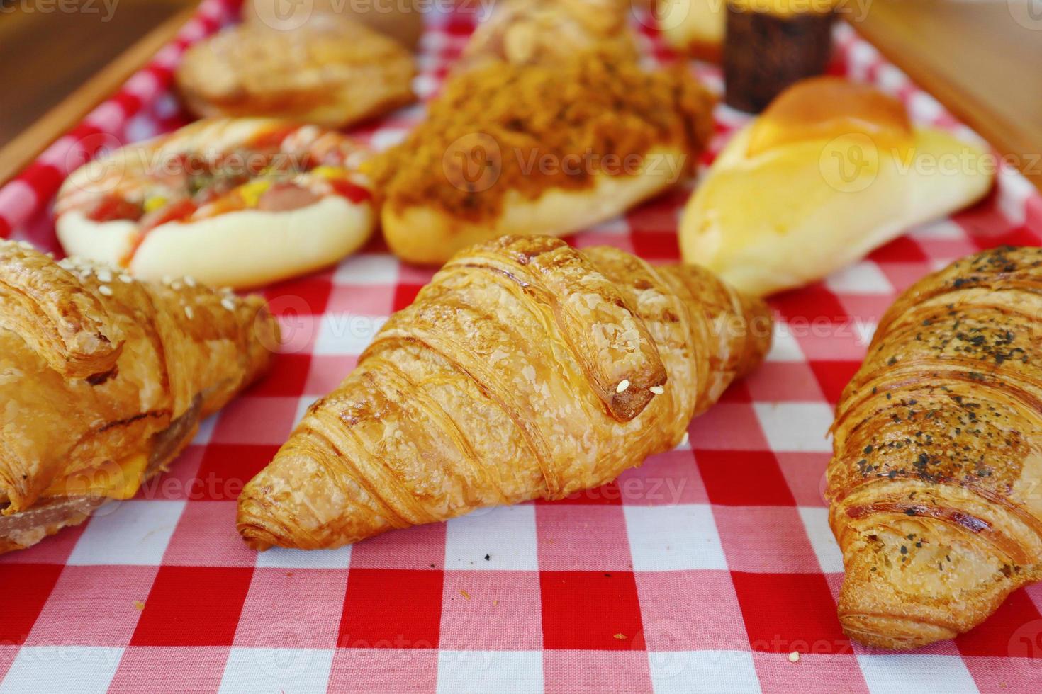 olika variationer av croissant bröd, mandel, ost, beff foto