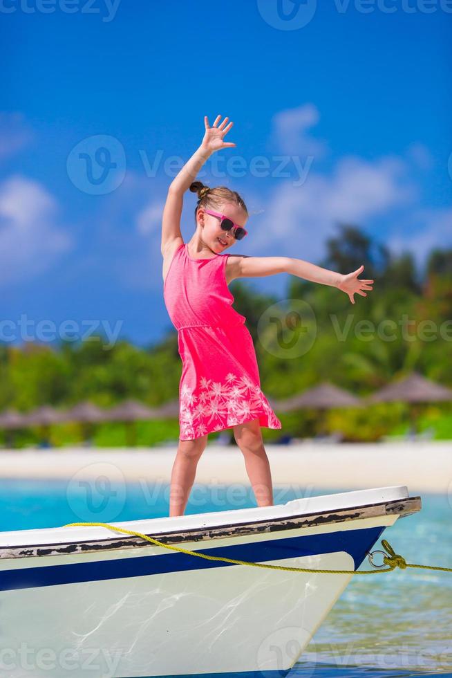 bedårande liten flicka på båt under sommarsemester foto