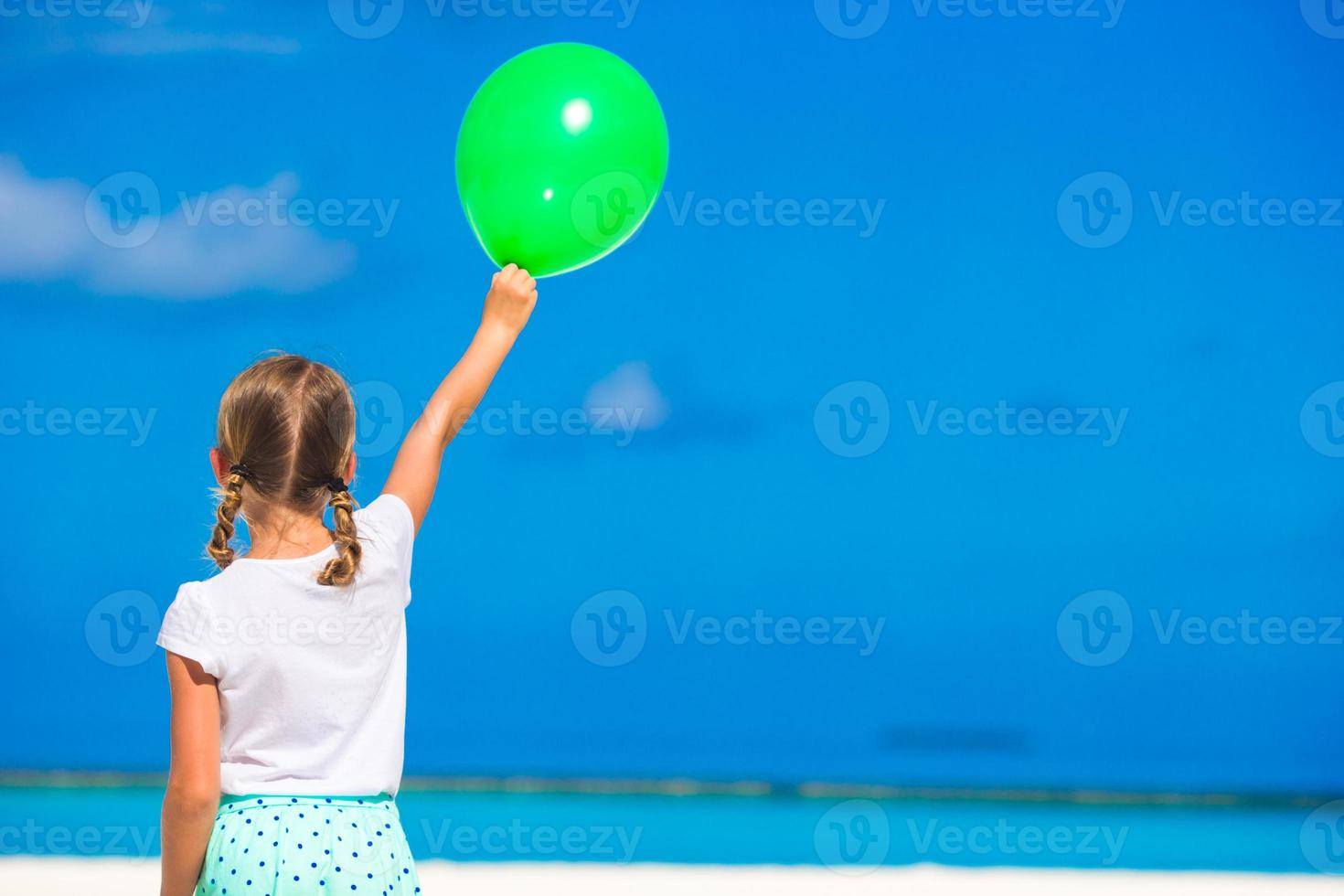 förtjusande liten flicka med ballong utomhus- foto