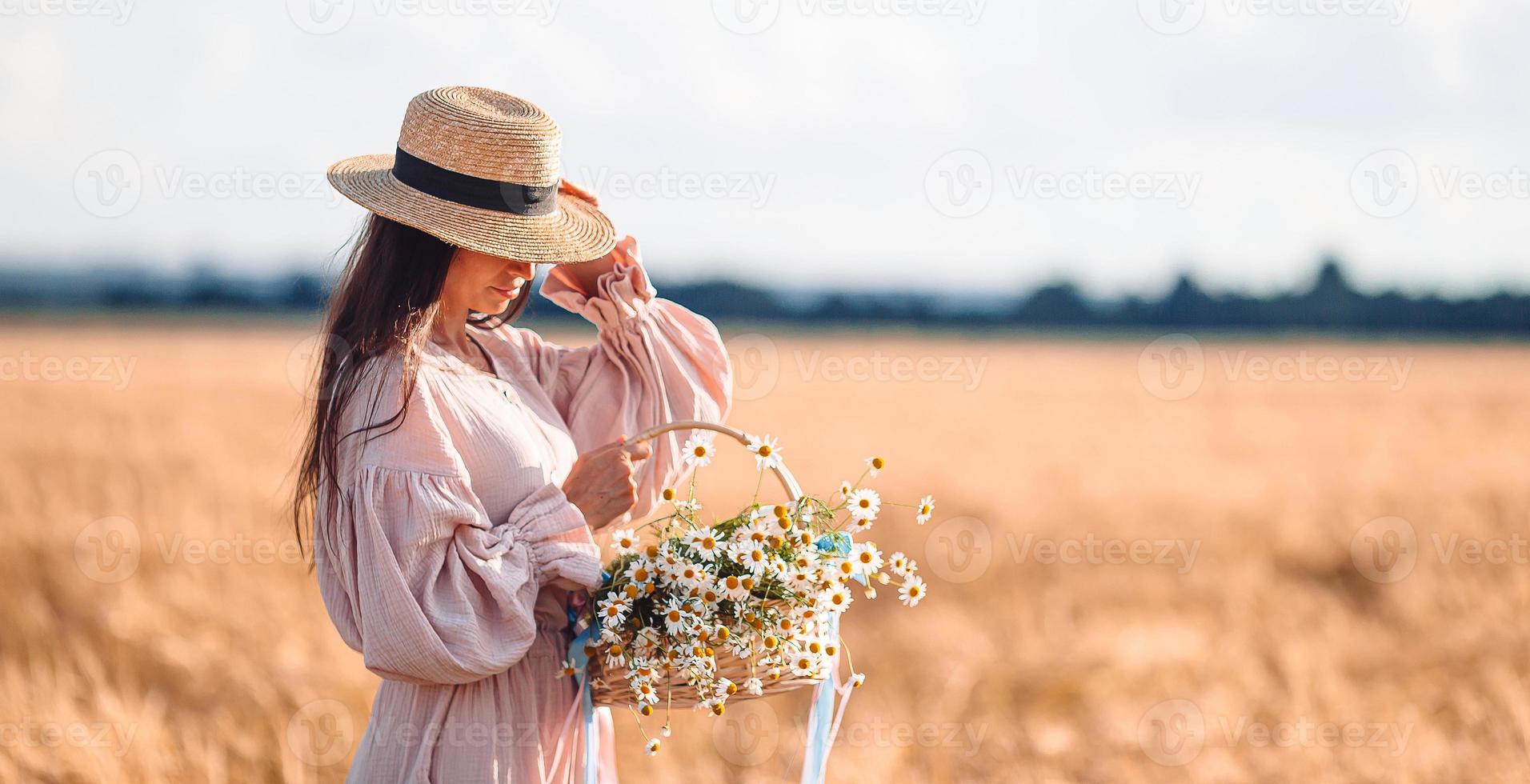 skön flicka i vete fält med mogen vete i händer foto