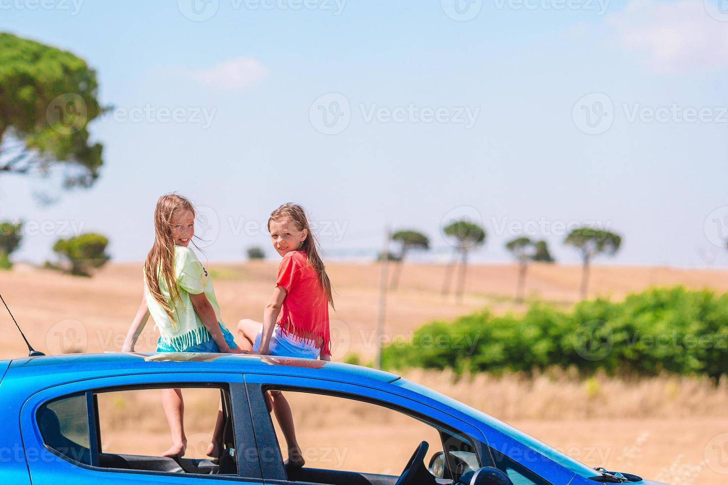 sommar bil resa och ung familj på semester foto