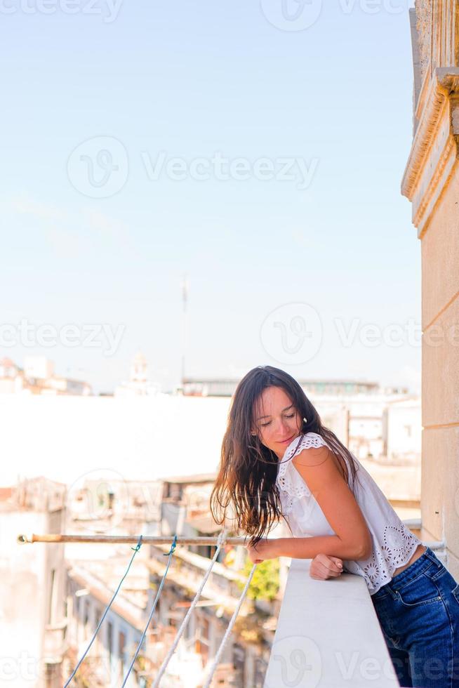 ung attraktiv kvinna på gammal balkong i lägenheter i havana foto