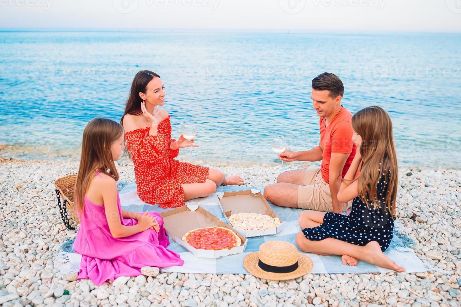 familj har en picknick på de strand foto