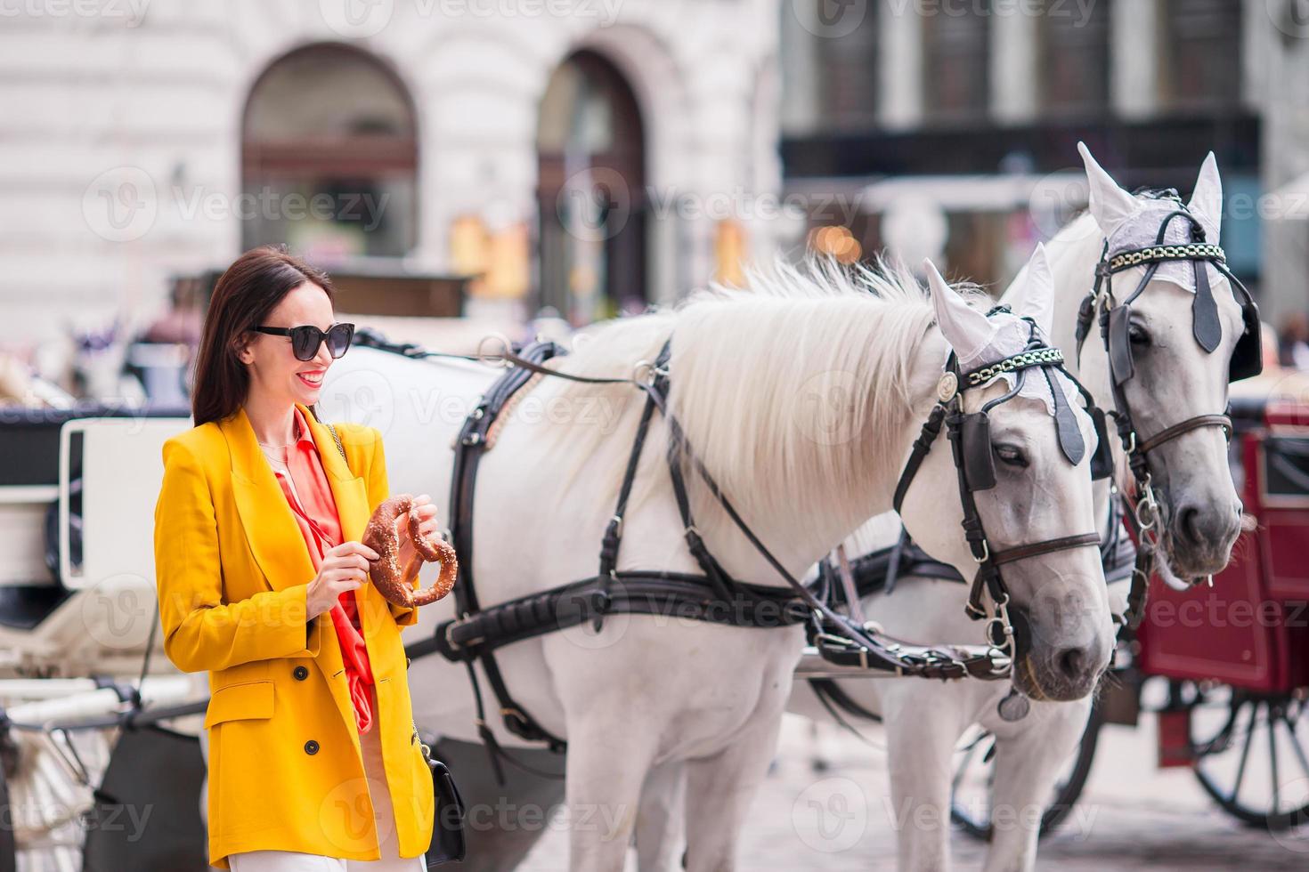 turist flicka njuter henne europeisk semester i wien foto