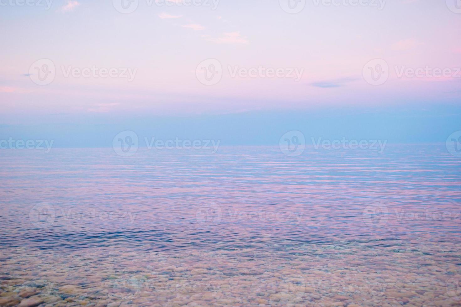 sten strand och blå himmel på bakgrund foto