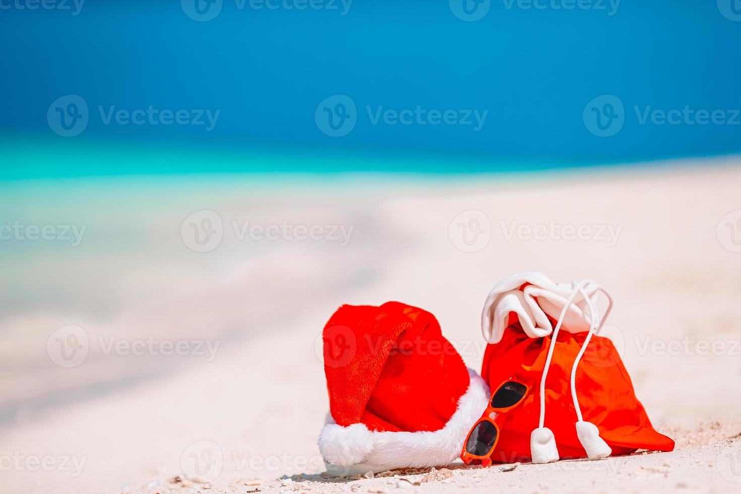 Tillbehör med santa hatt på vit tropisk strand foto