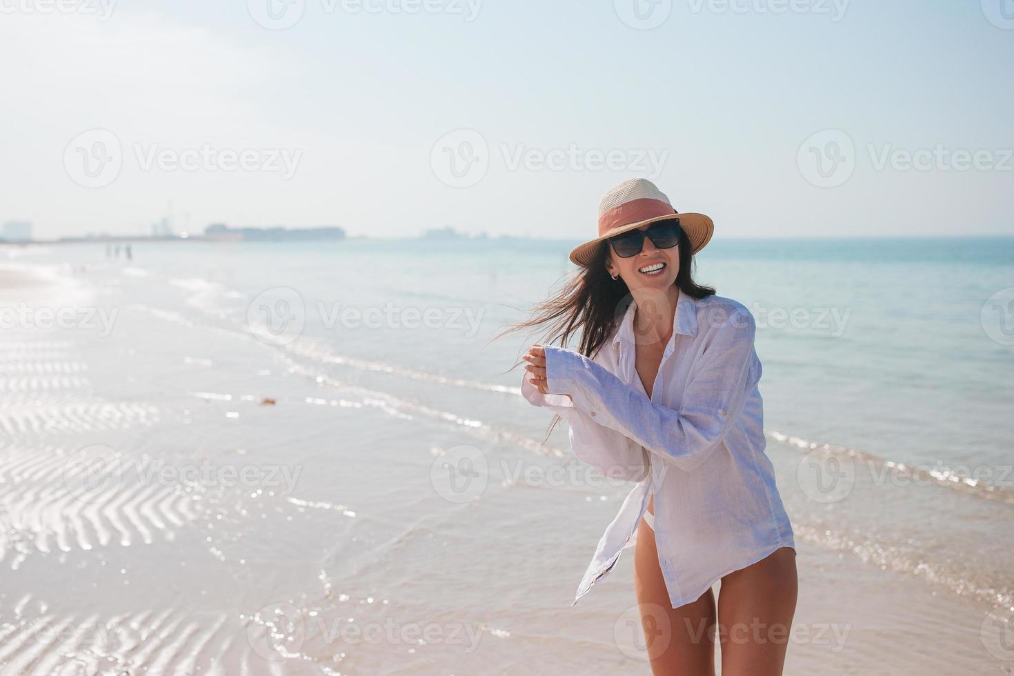 ung Lycklig kvinna på de strand foto