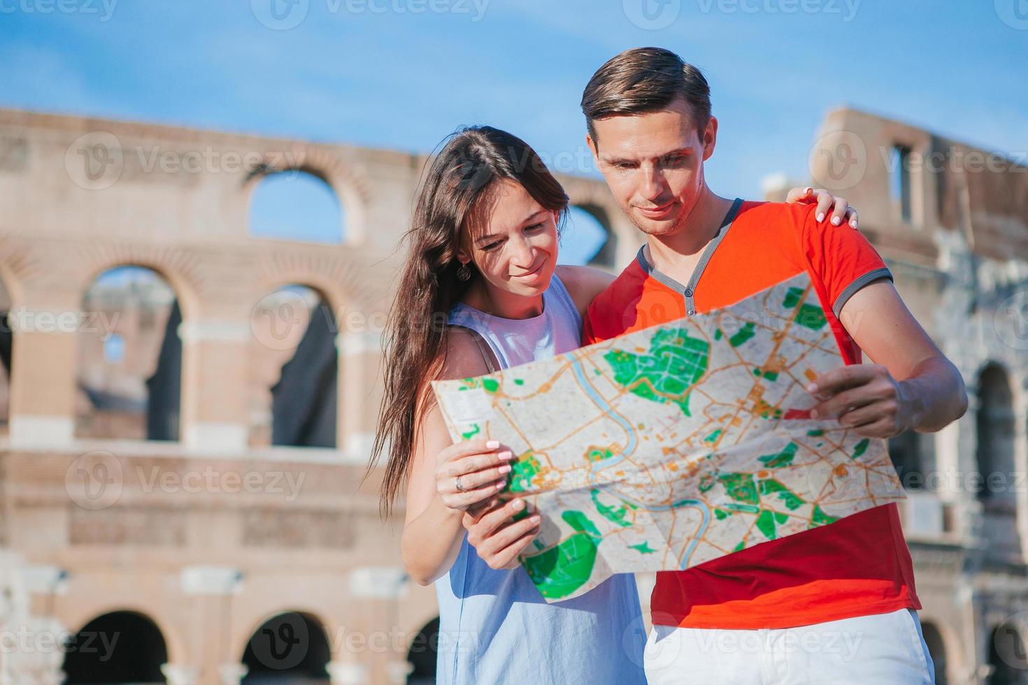 Lycklig par i rom över coliseum bakgrund. italiensk europeisk semester foto