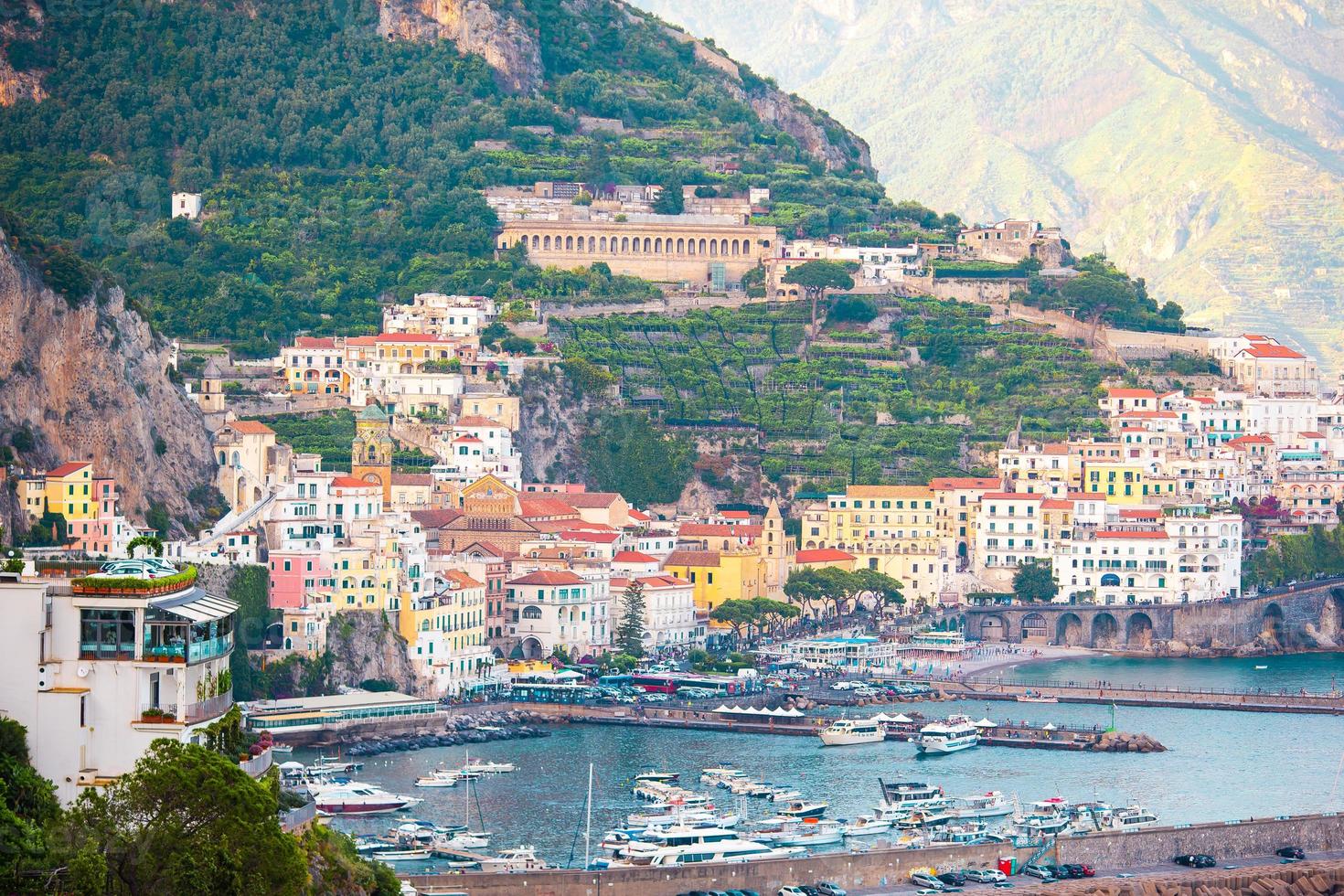 skön kust städer av Italien - naturskön amalfi by i amalfi kust foto