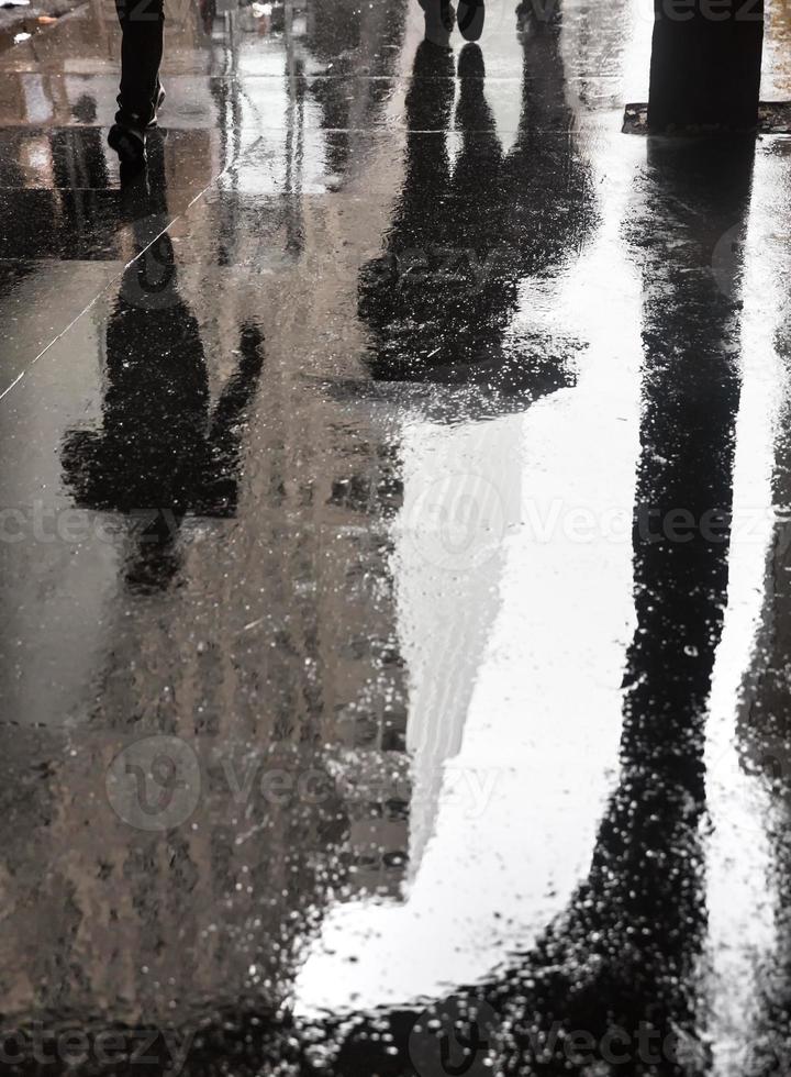 regn och reflektioner i ny york stad foto