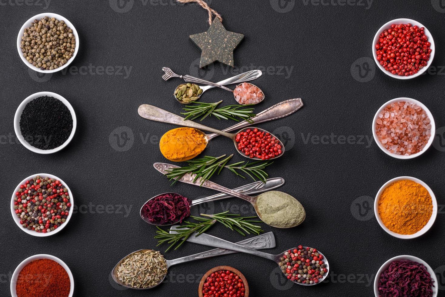 sammansättning bestående av en variation av kryddor i metall skedar lagd ut i de form av en jul träd foto